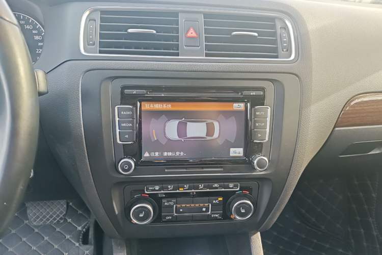 Used Volkswagen Sagitar 2012 1.8TSI Automatic Flagship Edition Audio And AC Panel