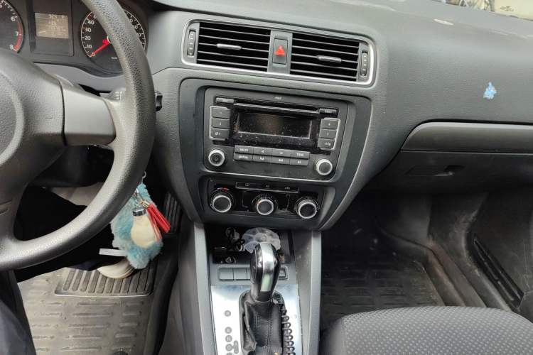Used Volkswagen Sagitar 2012 1.6L Automatic Fashion Edition Audio And AC Panel