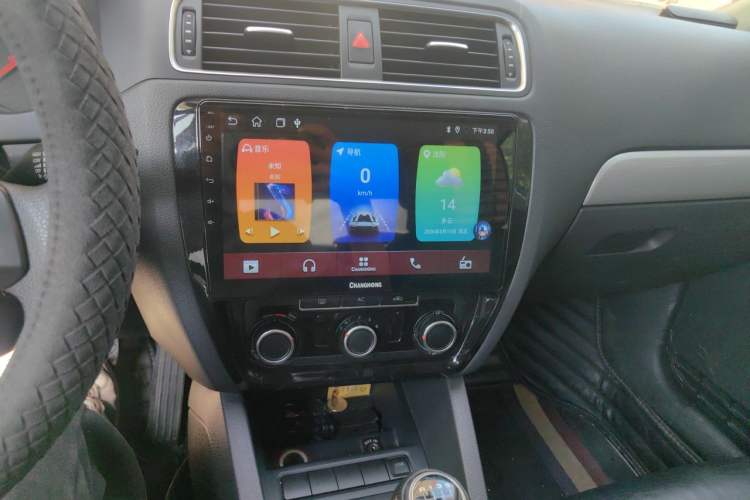 Used Volkswagen Sagitar 2012 1.6L Manual Comfort Model Audio And AC Panel