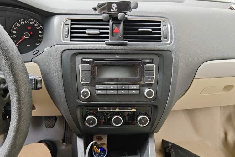 Used Volkswagen Sagitar 2012 1.6L Manual Comfort Model Audio And AC Panel