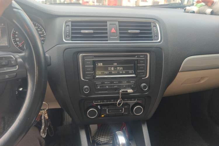 Used Volkswagen Sagitar 2012 1.4TSI Automatic Luxury Edition Audio And AC Panel