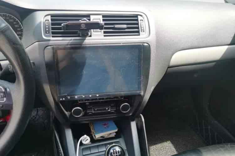 Used Volkswagen Sagitar 2012 1.4TSI Manual Luxury Model Audio And AC Panel