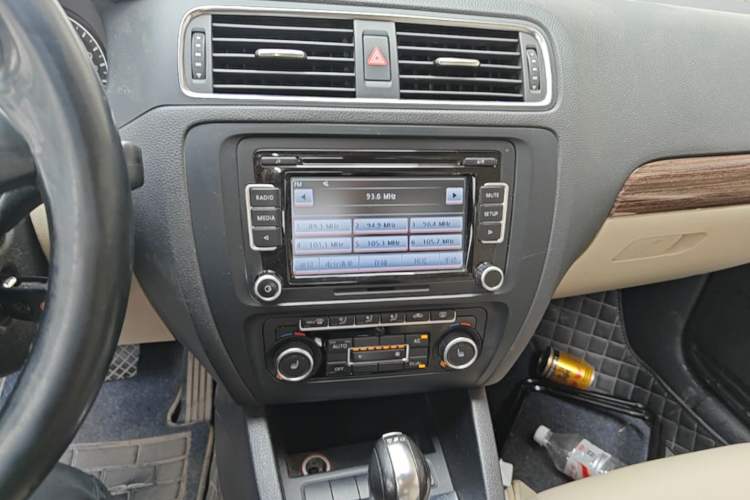 Used Volkswagen Sagitar 2012 1.8TSI Automatic Flagship Edition Audio And AC Panel
