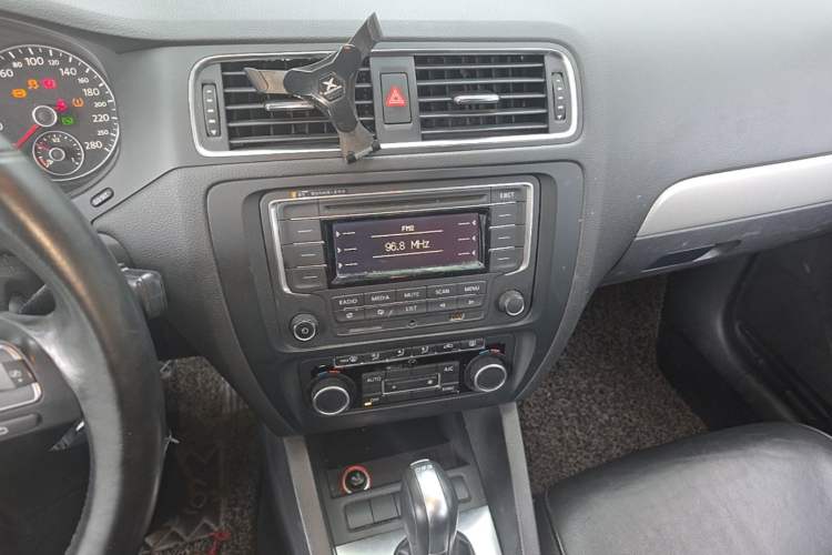 Used Volkswagen Sagitar 2012 1.4TSI Automatic Luxury Edition Audio And AC Panel