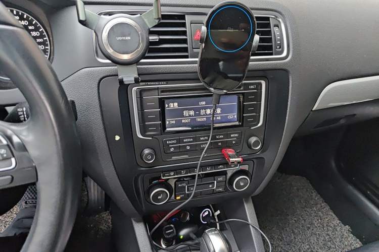 Used Volkswagen Sagitar 2012 1.4TSI Automatic Luxury Edition Audio And AC Panel