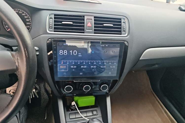 Used Volkswagen Sagitar 2012 1.6L Manual Comfort Model Audio And AC Panel