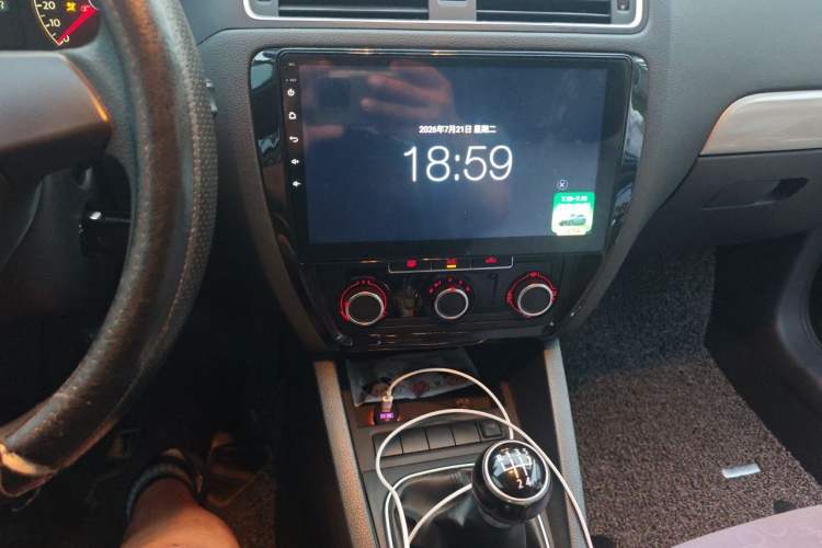 Used Volkswagen Sagitar 2012 1.6L Manual Comfort Model Audio And AC Panel