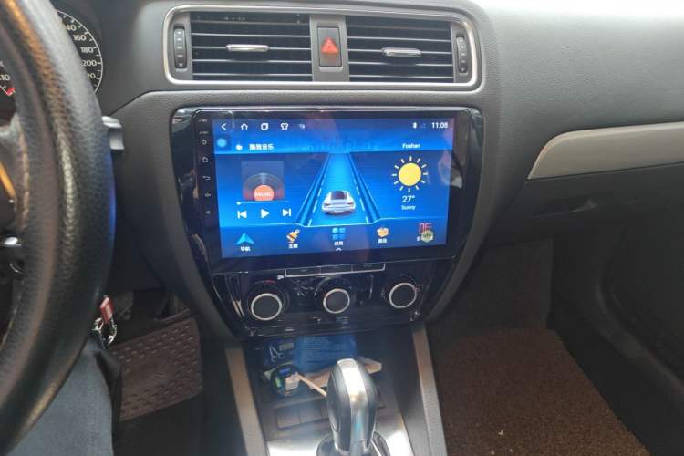 Used Volkswagen Sagitar 2012 1.6L Automatic Comfort Edition Audio And AC Panel