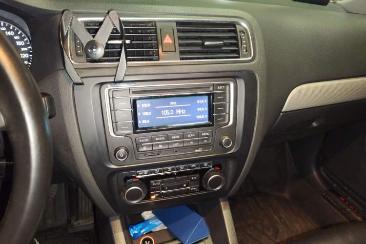Used Volkswagen Sagitar 2012 1.4TSI Manual Luxury Model Audio And AC Panel