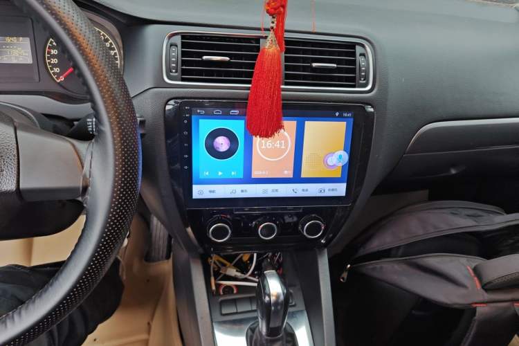 Used Volkswagen Sagitar 2012 1.6L Automatic Fashion Edition Audio And AC Panel
