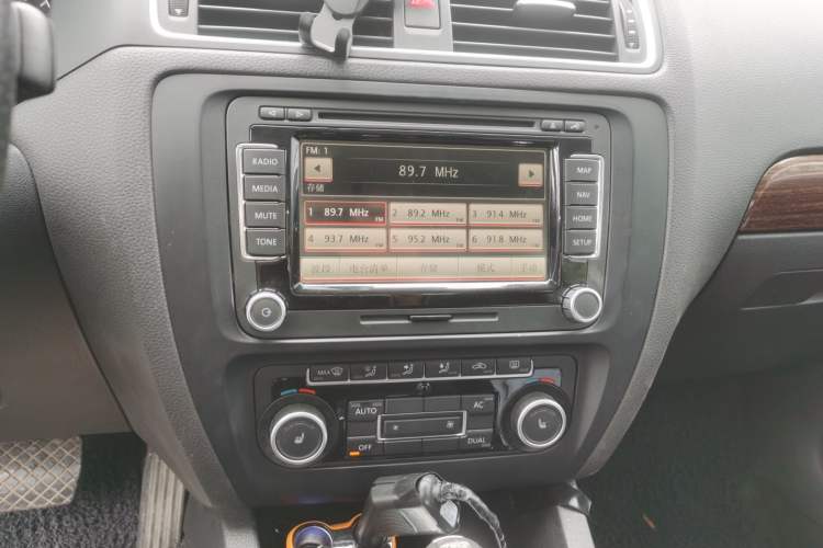 Used Volkswagen Sagitar 2012 1.8TSI Automatic Flagship Edition Audio And AC Panel