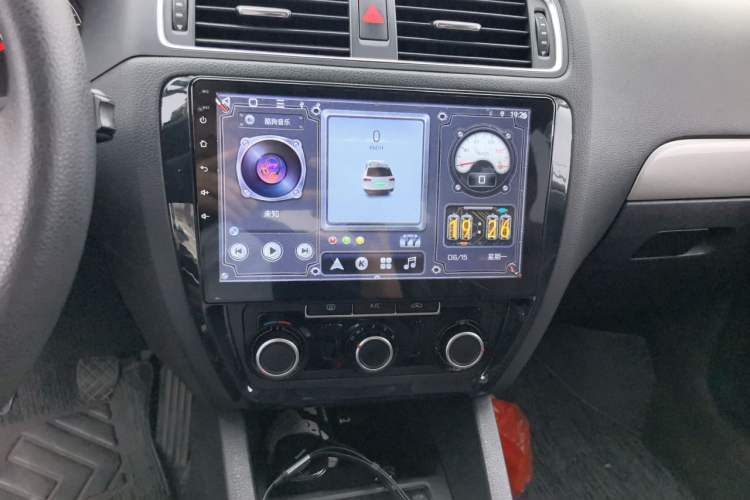 Used Volkswagen Sagitar 2012 1.6L Manual Comfort Model Audio And AC Panel