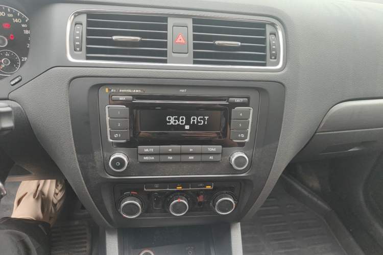 Used Volkswagen Sagitar 2012 1.4TSI Automatic Fashion Edition Audio And AC Panel