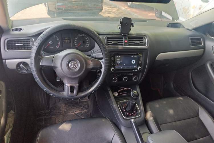 Used Volkswagen Sagitar 2012 1.6L Manual Comfort Model Center Console