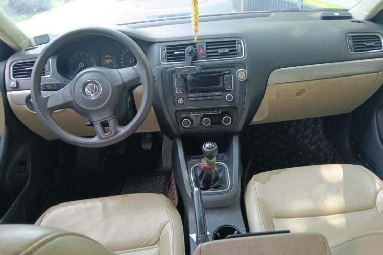 Used Volkswagen Sagitar 2012 1.6L Manual Comfort Model Center Console