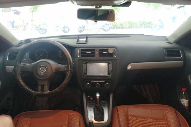 Used Volkswagen Sagitar 2012 1.6L Automatic Comfort Edition Center Console
