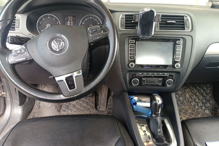Used Volkswagen Sagitar 2012 1.4TSI Automatic Luxury Edition Center Console