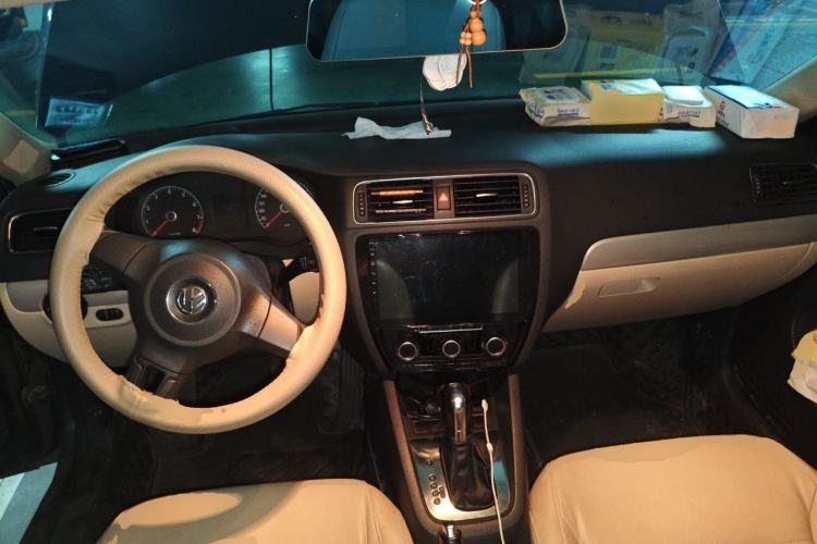 Used Volkswagen Sagitar 2012 1.6L Automatic Comfort Edition Center Console
