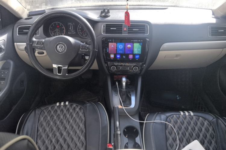 Used Volkswagen Sagitar 2012 1.4TSI Automatic Luxury Edition Center Console