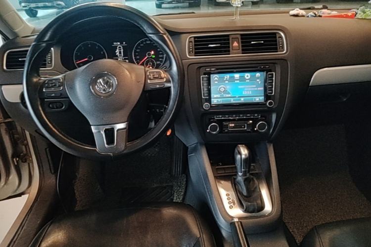Used Volkswagen Sagitar 2012 1.4TSI Automatic Luxury Edition Center Console