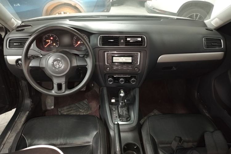 Used Volkswagen Sagitar 2012 1.6L Automatic Comfort Edition Center Console