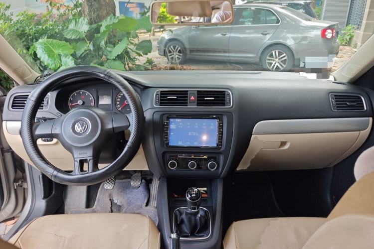 Used Volkswagen Sagitar 2012 1.6L Manual Comfort Model Center Console