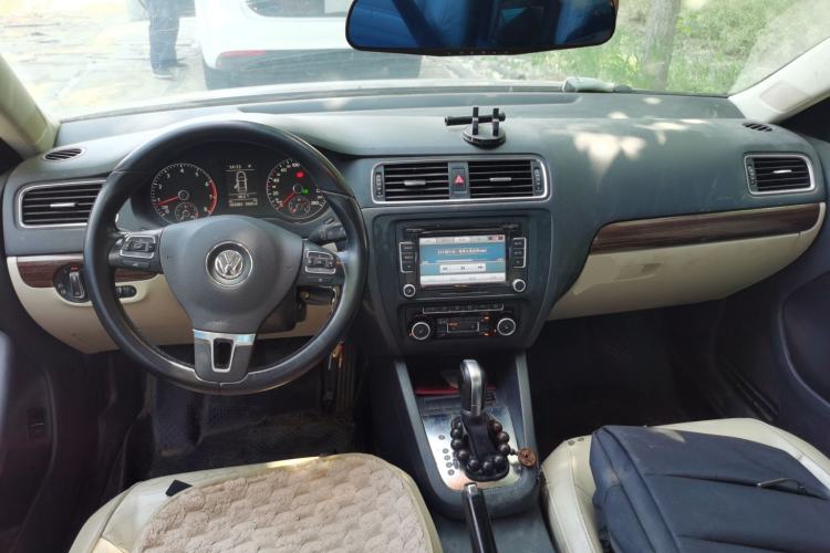Used Volkswagen Sagitar 2012 1.8TSI Automatic Flagship Edition Center Console