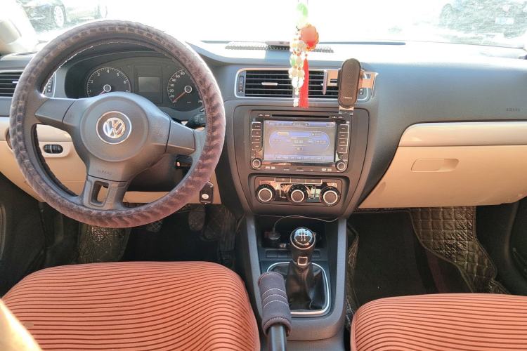 Used Volkswagen Sagitar 2012 1.6L Manual Comfort Model Center Console