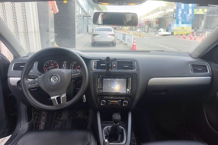 Used Volkswagen Sagitar 2012 1.4TSI Manual Luxury Model Center Console