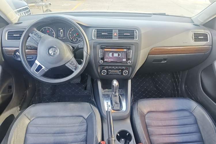 Used Volkswagen Sagitar 2012 1.8TSI Automatic Flagship Edition Center Console