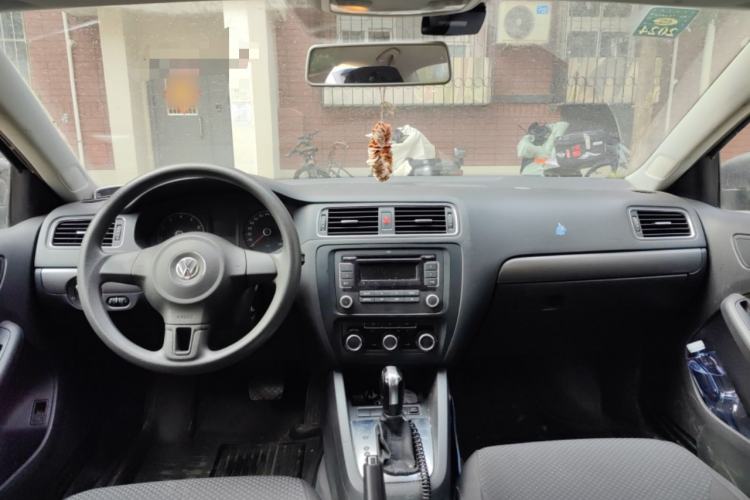 Used Volkswagen Sagitar 2012 1.6L Automatic Fashion Edition Center Console