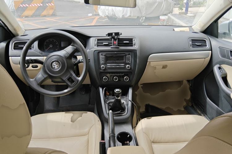 Used Volkswagen Sagitar 2012 1.6L Manual Comfort Model Center Console