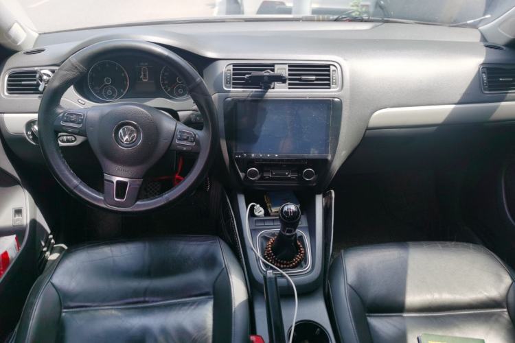 Used Volkswagen Sagitar 2012 1.4TSI Manual Luxury Model Center Console