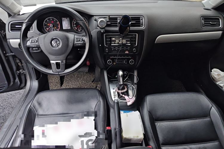 Used Volkswagen Sagitar 2012 1.4TSI Automatic Luxury Edition Center Console