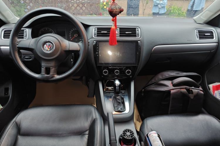 Used Volkswagen Sagitar 2012 1.6L Automatic Fashion Edition Center Console