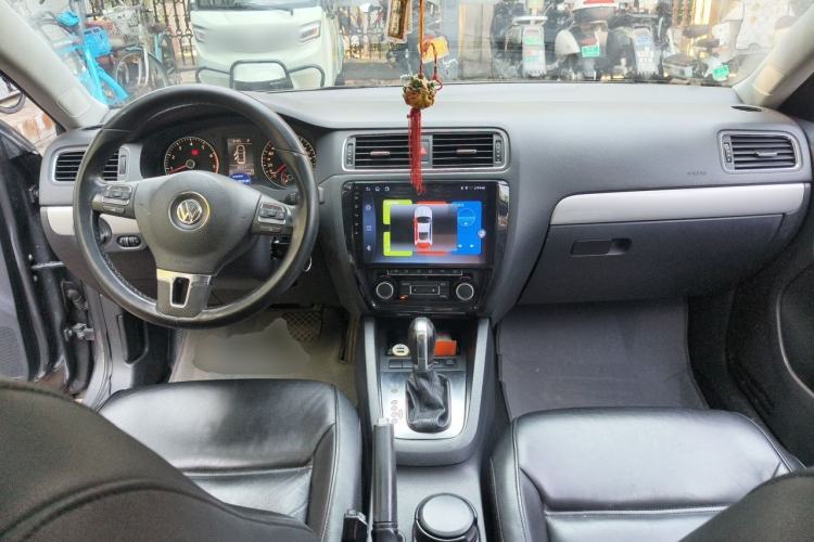 Used Volkswagen Sagitar 2012 1.4TSI Automatic Luxury Edition Center Console