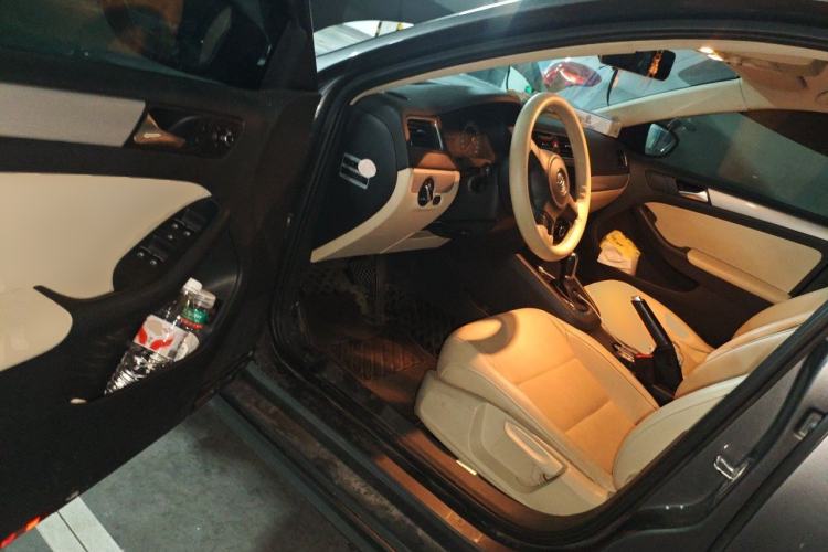 Used Volkswagen Sagitar 2012 1.6L Automatic Comfort Edition Driver Seat