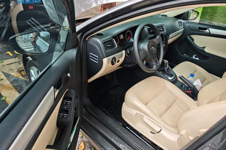 Used Volkswagen Sagitar 2012 1.6L Automatic Comfort Edition Driver Seat