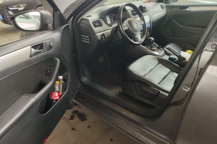 Used Volkswagen Sagitar 2012 1.4TSI Automatic Luxury Edition Driver Seat