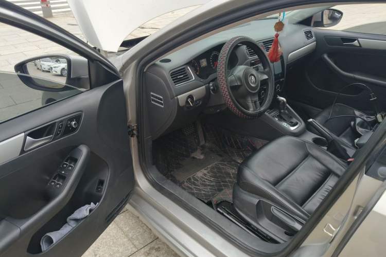 Used Volkswagen Sagitar 2012 1.6L Automatic Fashion Edition Driver Seat