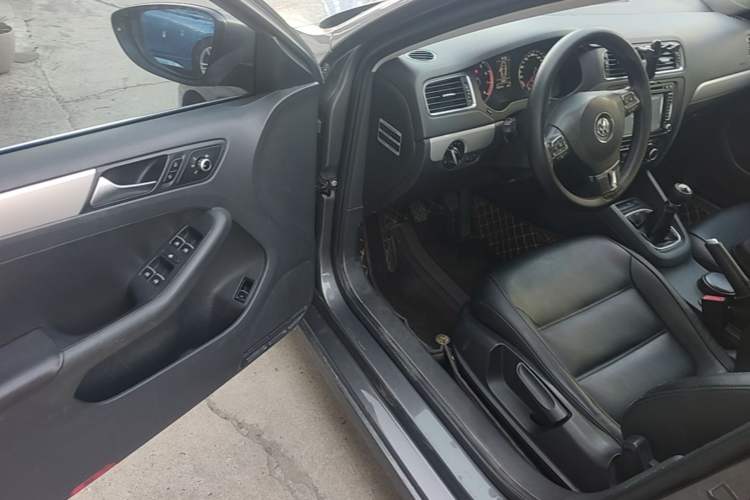 Used Volkswagen Sagitar 2012 1.4TSI Manual Luxury Model Driver Seat