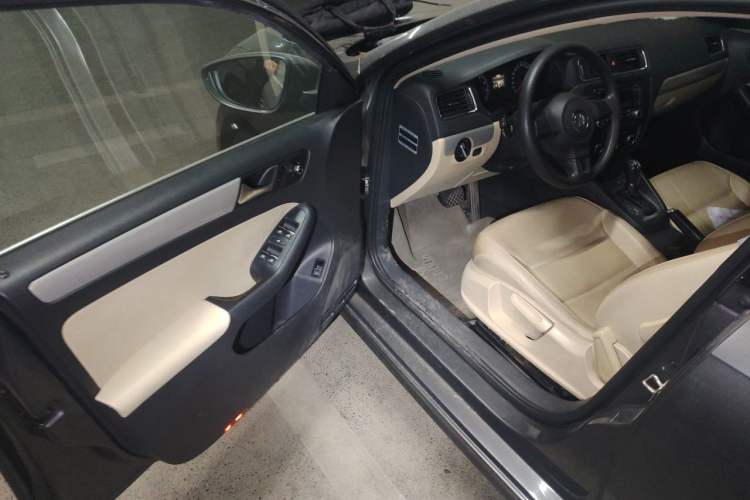 Used Volkswagen Sagitar 2012 1.6L Automatic Comfort Edition Driver Seat