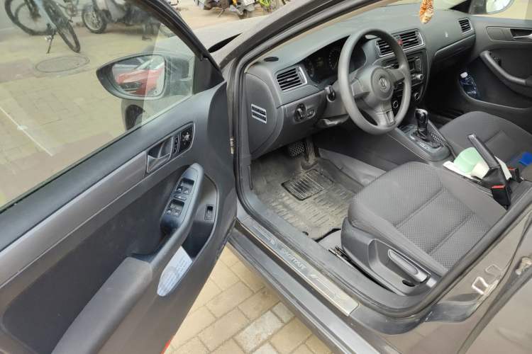 Used Volkswagen Sagitar 2012 1.6L Automatic Fashion Edition Driver Seat