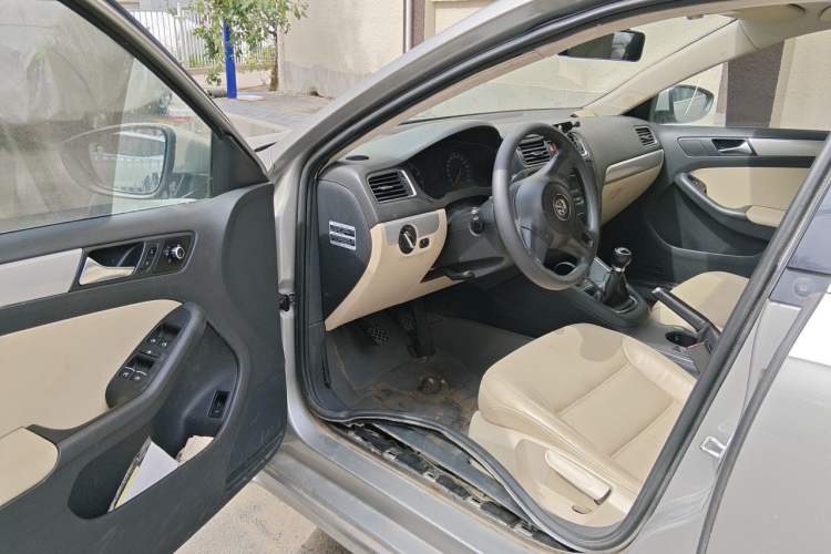 Used Volkswagen Sagitar 2012 1.6L Manual Comfort Model Driver Seat