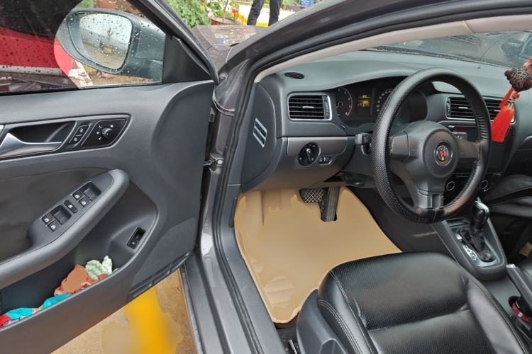 Used Volkswagen Sagitar 2012 1.6L Automatic Fashion Edition Driver Seat