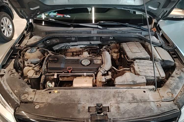 Used Volkswagen Sagitar 2012 1.4TSI Automatic Luxury Edition Engine Bay