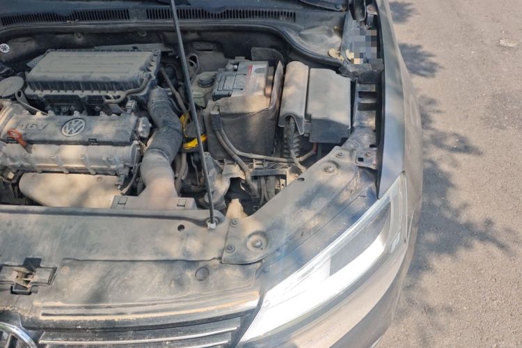Used Volkswagen Sagitar 2012 1.6L Manual Comfort Model Engine Bay Left