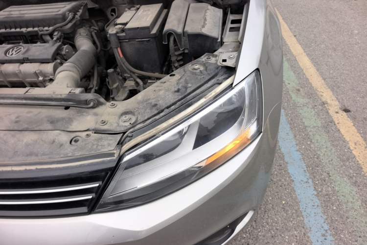 Used Volkswagen Sagitar 2012 1.6L Manual Comfort Model Engine Bay Left