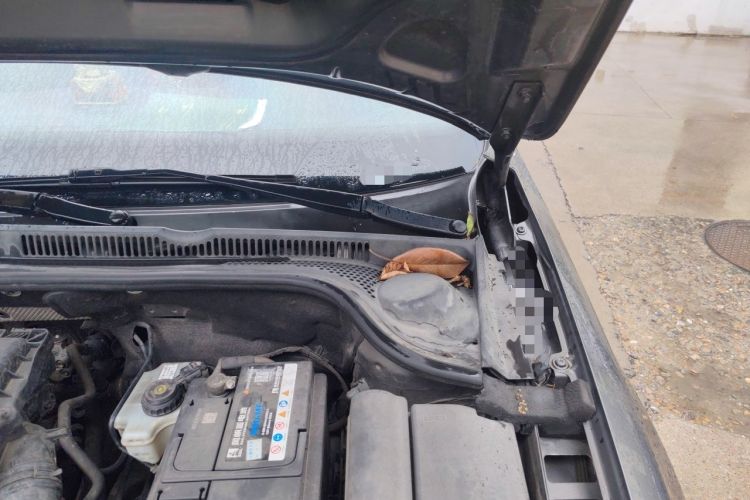 Used Volkswagen Sagitar 2012 1.6L Manual Comfort Model Engine Bay Left