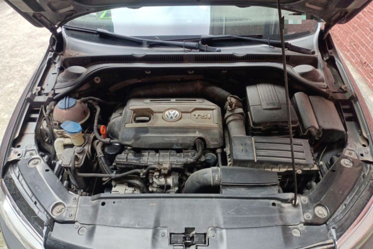 Used Volkswagen Sagitar 2012 1.8TSI Automatic Flagship Edition Engine Bay